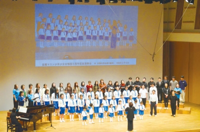 写真:卒団生を含む総勢64人で歌声を届けた40周年記念演奏会