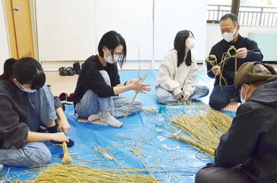 写真:しめ縄作りに取り組む参加者