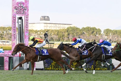 写真:第77回阪神ジュベナイルフィリーズを制した(左から)スターアニス、2着のギャラボーグ、3着のタイセイボーグ=阪神競馬場