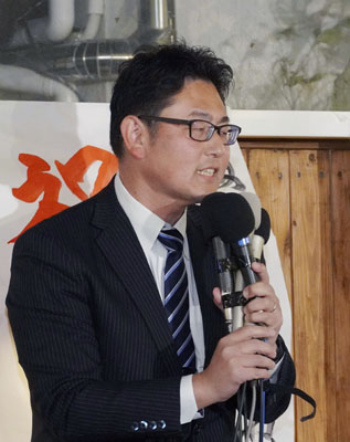 写真:静岡県伊東市長選で当選を決め、支持者らに意気込みを語る杉本憲也氏=14日深夜、伊東市
