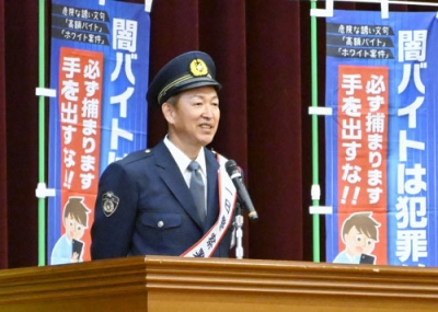 写真:愛知県警小牧署の一日署長に就任し、高校で講話する立浪和義さん=15日午前、小牧市
