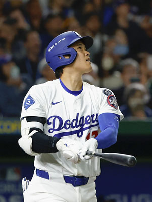 写真：３月１９日のカブス戦で今季初本塁打を放ったドジャース・大谷＝東京ドーム