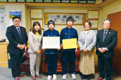 写真:北海道税務関係団体連絡協議会会長賞を受賞した佐藤さん(左から3人目)と登別市長賞を受賞した髙橋さん(同4人目)