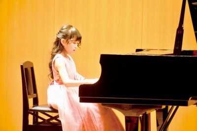 写真:ステージ上で練習を重ねた曲を弾く生徒