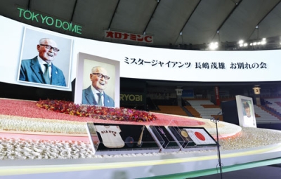 写真：長嶋茂雄さんお別れの会の祭壇＝１１月、東京ドーム