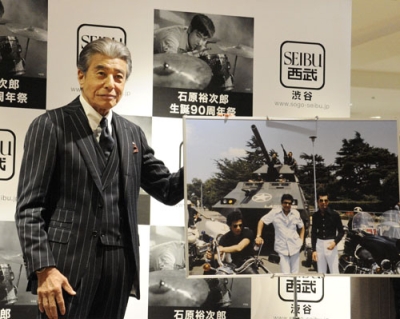 写真：セレモニーに登場し、石原裕次郎と出会った頃の写真を紹介する舘ひろし＝東京都内
