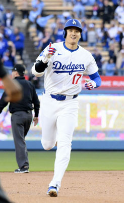 写真：「産休」から復帰後の初アーチとなる先頭打者本塁打を放ち、笑顔で塁を回るドジャース・大谷＝４月、ロサンゼルス（共同）