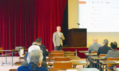 写真：セルフプロデュースについて話す長谷川さん