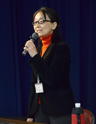 写真:食品苦情防止対策講習会で衛生管理の徹底を呼びかける通山課長