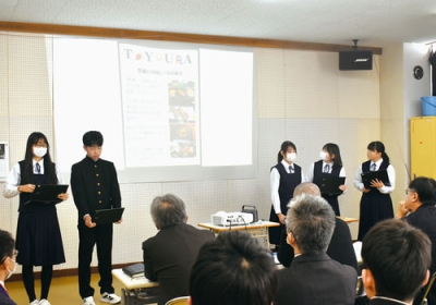 写真:杉谷町長と町幹部職員にまちの活性化に向けた施策をプレゼンする豊浦中2年生