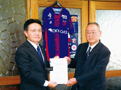 写真:要望書などを手渡す飯島会長(右)と大塩町長