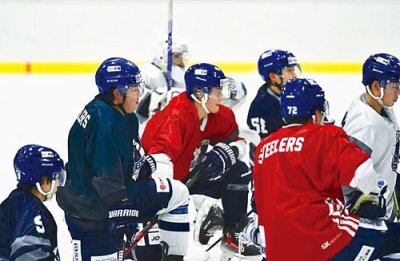 写真:全日本選手権大会(A)に向け、強化合宿を行う日鉄室蘭の選手ら=新和産業アイスアリーナ室蘭