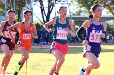 写真:第8回京都陸協記録会の女子5000メートル決勝を制し、日本代表入りを果たした宇都宮選手(右から2人目)=11月30日、東寺ハウジングフィールド西京極(提供写真)
