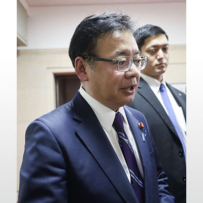 写真：片山財務相との協議後、取材に応じる上野厚労相＝１６日午後、財務省