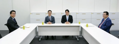 写真：会談に臨む国民民主党の古川税調会長（中央左）と自民党の小野寺税調会長（同右）ら＝１７日午前、国会