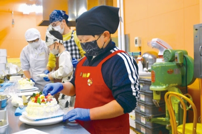 写真：クリスマスケーキ作りに挑戦する子どもたち