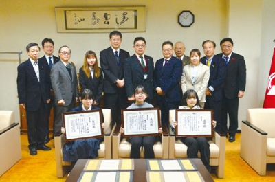 写真：社明運動作文コンテストで優秀賞を受賞した（前列右から）古川さん、鎌田さん、竹原さん