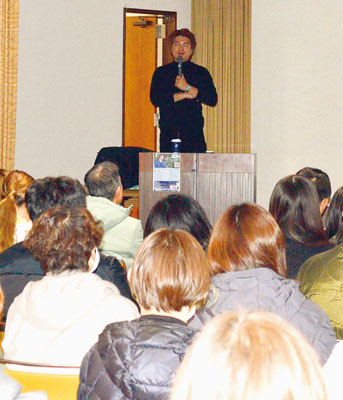 写真：気候変動について話す谷口さん