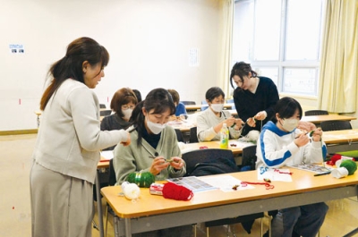 写真：夢中でクリスマスリースを制作する参加者たち