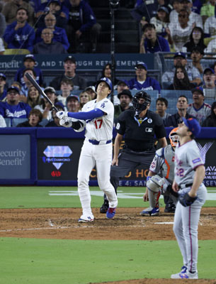 写真：長嶋茂雄さんの訃報が伝えられた日にメッツ戦で本塁打を放ったドジャース・大谷＝６月、ロサンゼルス（共同）