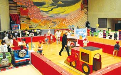 写真：スタートしたえがお遊園地。多様な遊具が子どもたちを夢中にしている