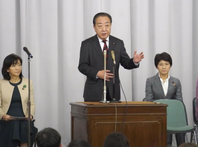 写真:党会合であいさつする立憲民主党の野田代表(中央)=17日午後、国会