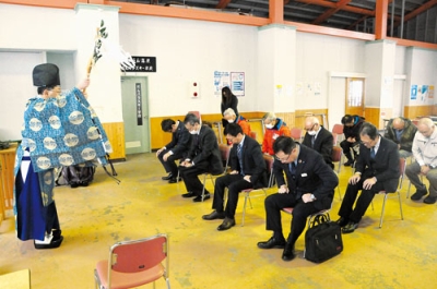 写真：シーズン中の無事故運営を祈る関係者