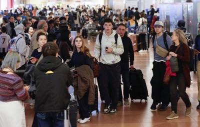 写真：大勢の人で混雑する羽田空港国際線ターミナルの到着ロビー。１～１１月に日本を訪れた外国人客は推計３９０６万５６００人となり、通年での過去最多を更新した＝１７日午後
