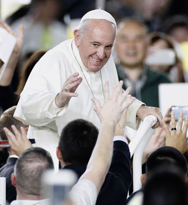 写真：大規模ミサの会場となった東京ドームで、場内を一周するローマ教皇フランシスコ＝２０１９年１１月、東京都文京区