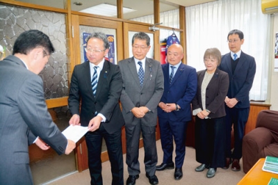 写真:大塩町長に提言書を手渡す白老町議