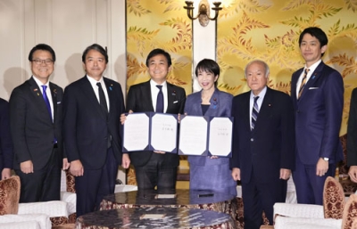 写真：国会内で会談し「年収の壁」引き上げを巡る合意書を手にする高市首相（中央右）と国民民主党の玉木代表（同左）＝１８日午後