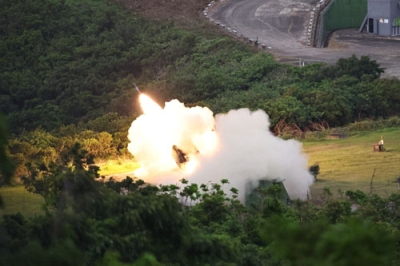 写真：台湾南部で行われた台湾軍によるハイマースの実弾射撃演習＝５月（中央通信社＝共同）