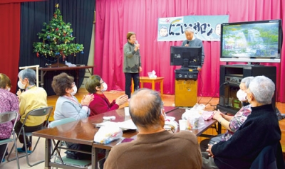 写真:カラオケで熱唱するクリスマス会の参加者
