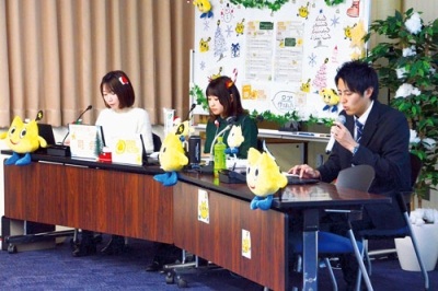 写真:業務改善の在り方について話す室工大職員の練生川さん(右)