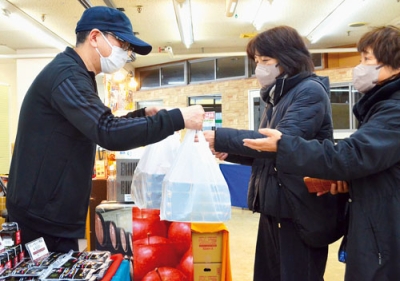 写真：グリンデパートで行われている「うまいもの市」で全国の名産品を買い求める来場者