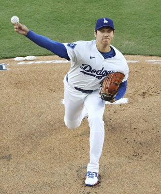 写真：６月１６日、パドレス戦のマウンドに上がり、第１球を投じるドジャース・大谷＝ロサンゼルス（共同）