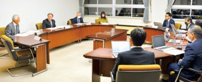 写真:給食センターや図書館について協議した登別市教育委員会