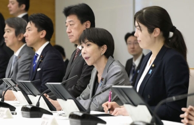写真：人工知能戦略本部の会合であいさつする高市首相（手前から２人目）＝１９日午前、首相官邸