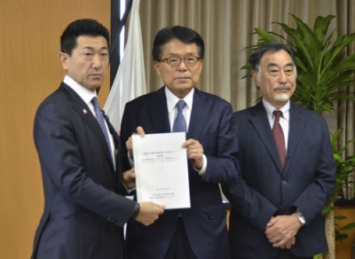 写真：政府作業部会の報告書を受け取る赤間防災相（左）＝１９日午前、東京都千代田区