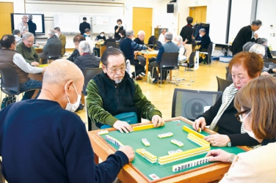 写真：卓を囲んで交流を深める会員たち