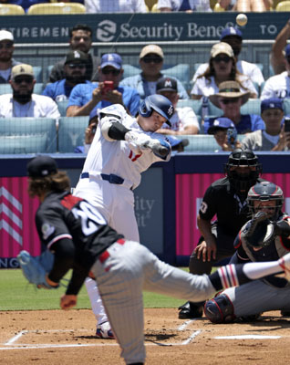 写真：７月２３日、ツインズ戦で５試合連続本塁打となる３７号を放ったドジャースの大谷翔平＝ロサンゼルス（共同）