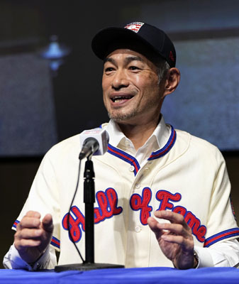 写真：米国野球殿堂博物館で記者会見するイチローさん＝１月、ニューヨーク州クーパーズタウン（共同）