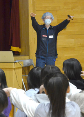 写真:大山浩史医師が、子どもたちに脳卒中の基礎知識を伝えたセミナー