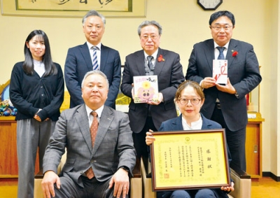 写真:図書購入費を寄付した室蘭ダイハツ販売の野口社長(前列右)ら