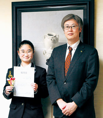 写真：松本衣菜世さん（左）