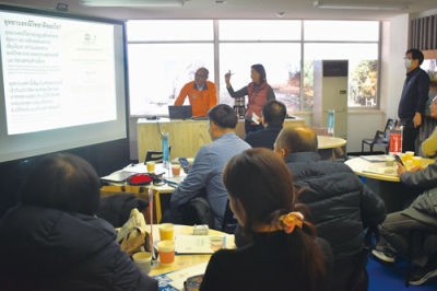 写真：洞爺湖有珠山の取り組みを聞くタイ・ソンクラー県関係者ら