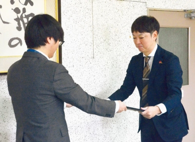 写真：感謝状を受け取る奥村本部長（右）