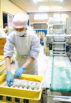 写真：年越しそばの製造ピークを迎える室蘭製麺