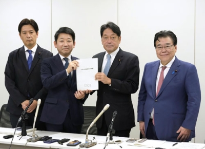 写真：２０２６年度の与党税制改正大綱を決定し、記者会見で写真撮影に応じる自民党の小野寺税調会長（中央右）、日本維新の会の梅村税調会長（同左）ら＝１９日午後、国会