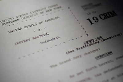 写真：米司法省が開示した富豪エプスタイン氏に関する資料＝１９日（ロイター＝共同）